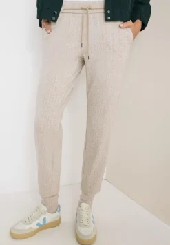 Casual Fit Hose creamy white