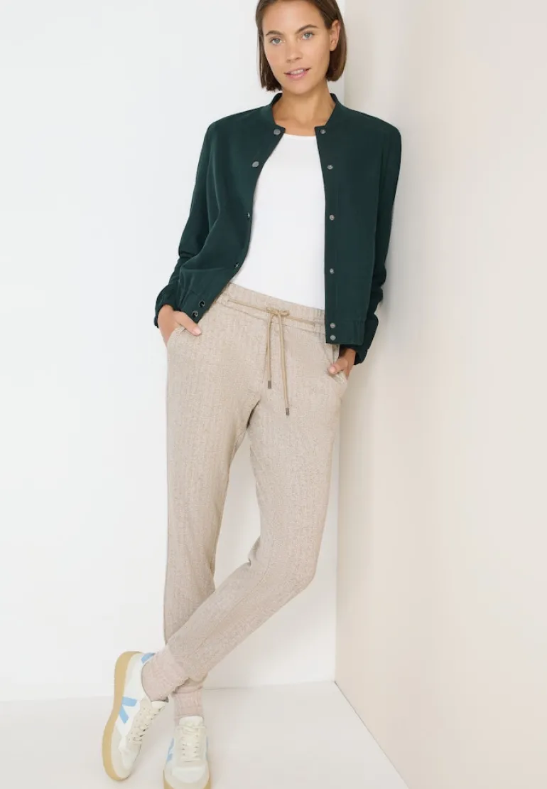 Casual Fit Hose creamy white