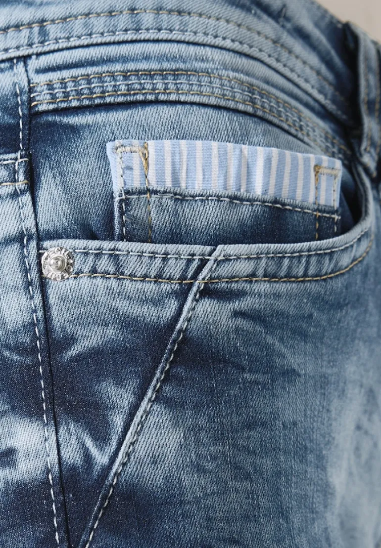Jeans mit Turn-Up Detail mid blue wash