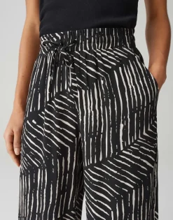 Marou palm leaves black
