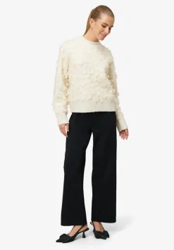 Pullover mit 3D Blüten eggnog