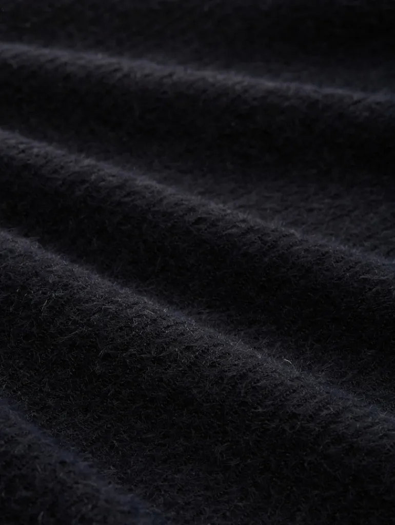 Strickpullover aus Federgarn black stripe with featheryarn
