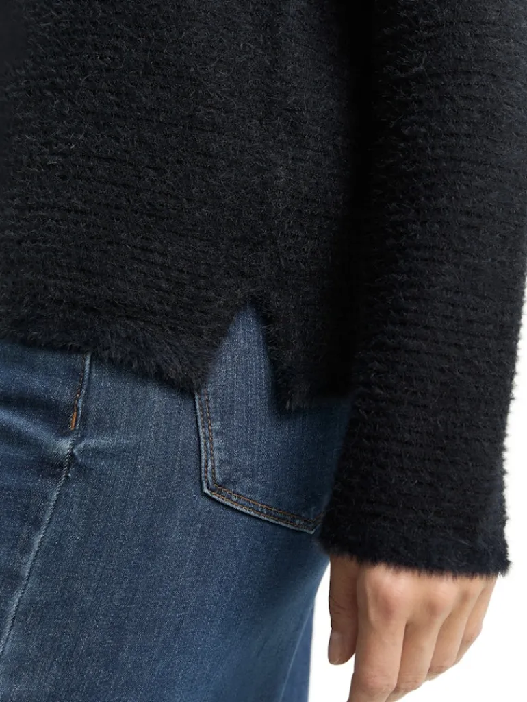 Strickpullover aus Federgarn black stripe with featheryarn