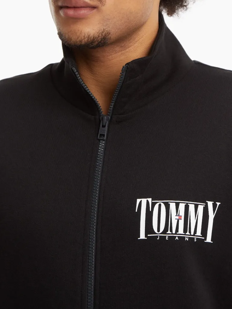 TJM REG ESSENTIAL GRAPHIC TRACK black