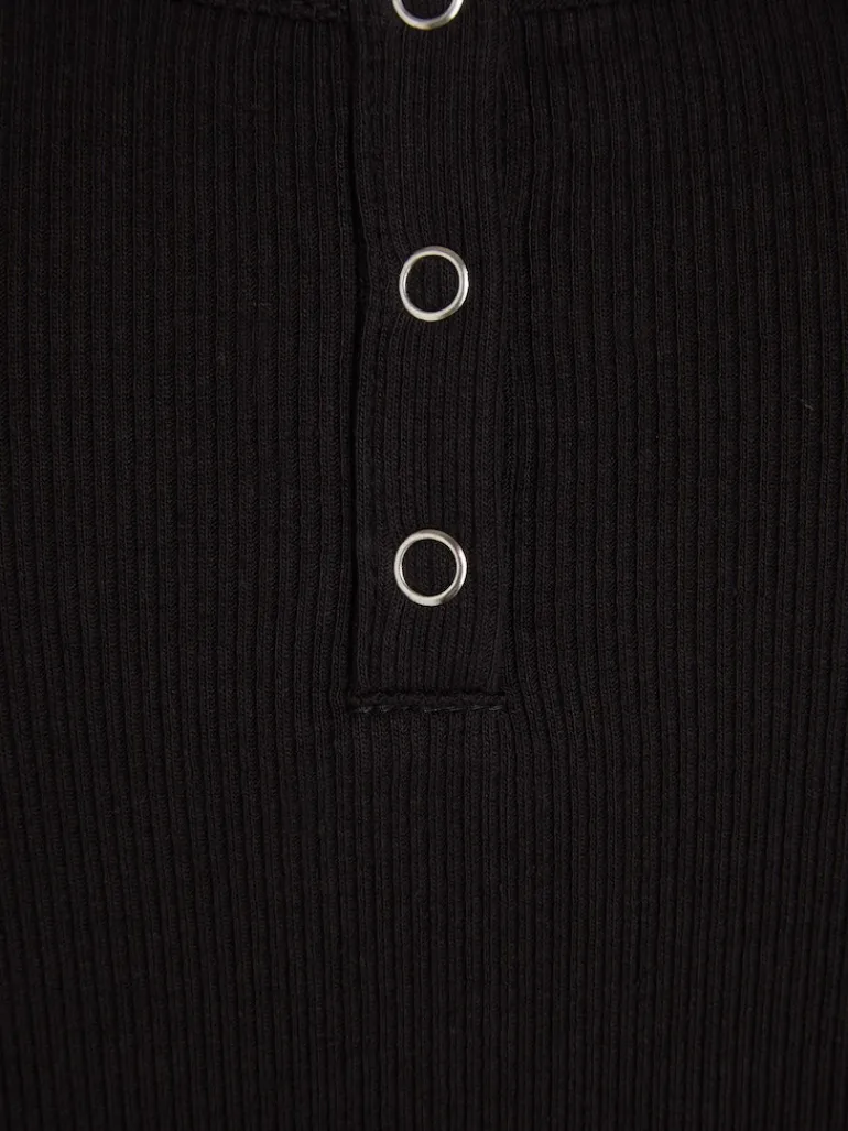 TJW BBY BUTTON RIB C-NECK black