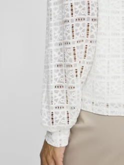 VICIKI L/S HIGH NECK LACE TOP/TB cloud dancer